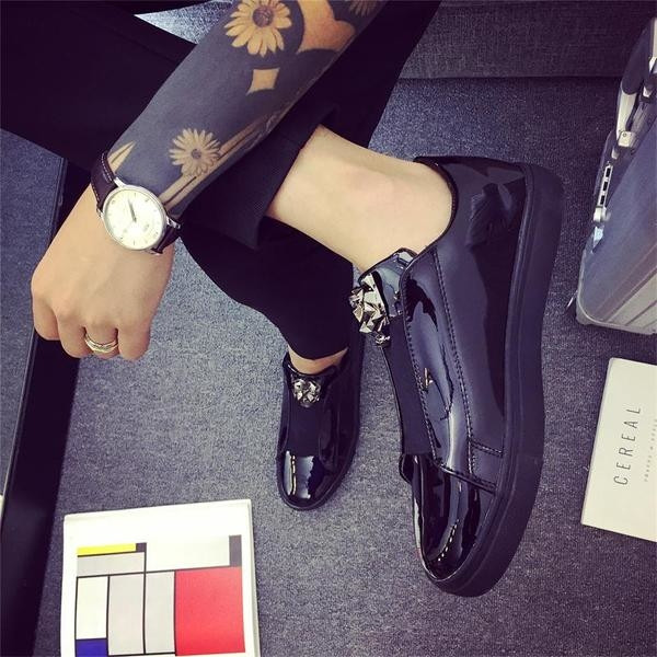 Μοντέρνα ανδρικά αθλητικά παπούτσια σε ανοιχτά χρώματα με μεταλλικά στοιχεία