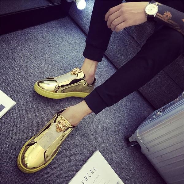 Μοντέρνα ανδρικά αθλητικά παπούτσια σε ανοιχτά χρώματα με μεταλλικά στοιχεία