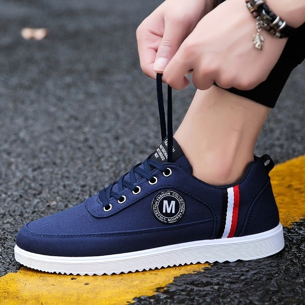 Ανδρικά παπούτσια με επιγραφές σε διαφορετικά χρώματα και σχέδια