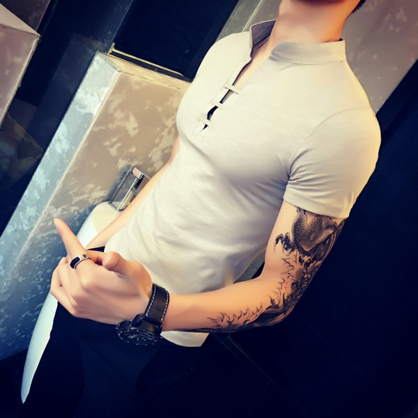 Modern férfi karcsú póló V-alakú gallérral több színben