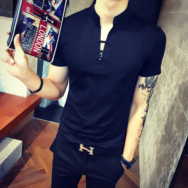 Modern férfi karcsú póló V-alakú gallérral több színben