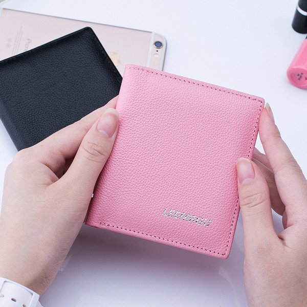 Portofel mic de dama cu inscriptie in mai multe culori