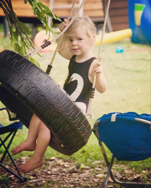 Стилен цял детски бански за момичета в розов и черен цвят с принт 