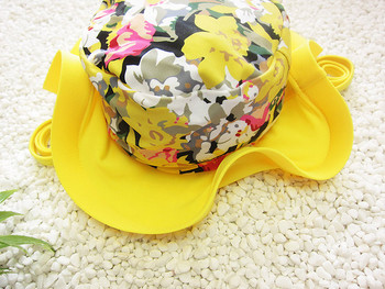 Κομψό παιδικό μαγιό για κορίτσια και με  καπέλο, σε κίτρινο χρώμα με floral print
