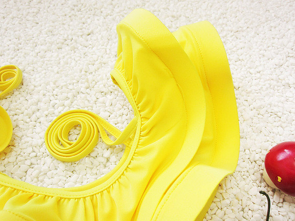 Стилен детски бански за момичета с интересен волан и шапка, в жълт цвят с флорален принт