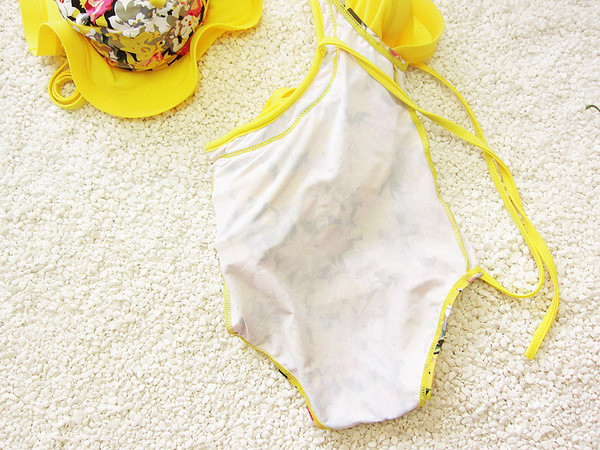 Стилен детски бански за момичета с интересен волан и шапка, в жълт цвят с флорален принт