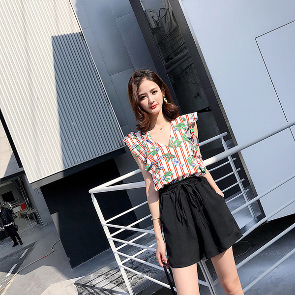 Pantaloni scurți eleganti cu talie înaltă, în negru