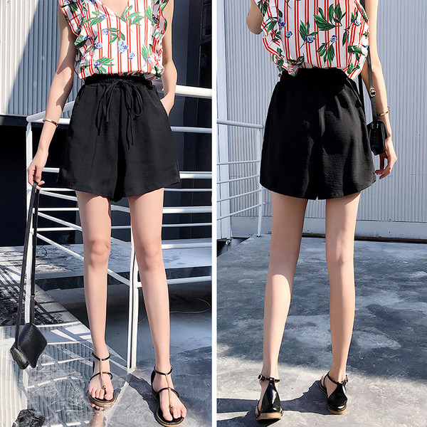 Pantaloni scurți eleganti cu talie înaltă, în negru