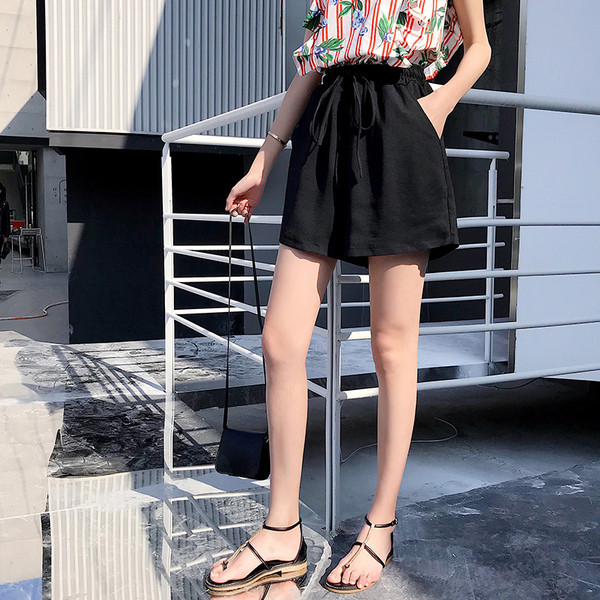 Pantaloni scurți eleganti cu talie înaltă, în negru