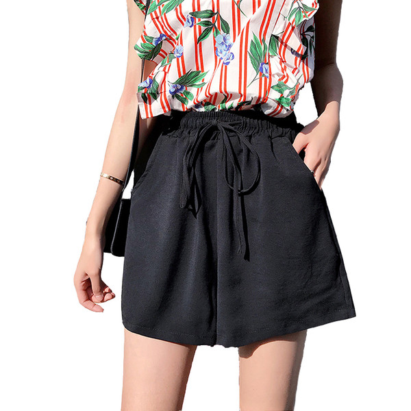 Pantaloni scurți eleganti cu talie înaltă, în negru