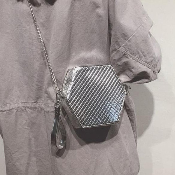 Κομψή γυναικεία τσάντασε διάφορα χρώματα με μεταλλική λαβή