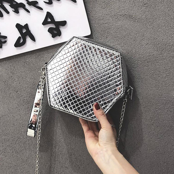 Κομψή γυναικεία τσάντασε διάφορα χρώματα με μεταλλική λαβή