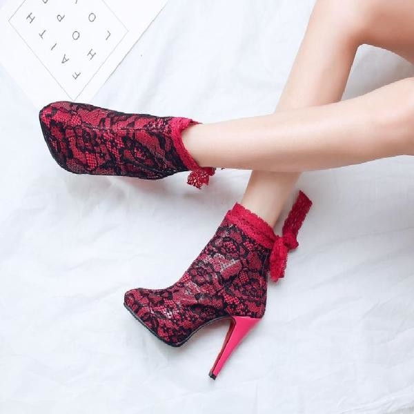 Κομψά γυναικεία παπούτσια με ψηλά τακούνια σε λευκό και μαύρο με δαντέλα και κορδέλα