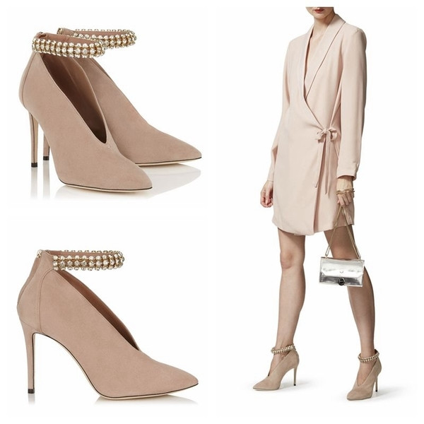 Κομψά και απαλά γυναικεία παπούτσια με ψηλά τακούνια - ημιυπαίθρια και αιχμηρά, σε μαύρο και μπεζ χρώμα με λωρίδα διακόσμησης πέ