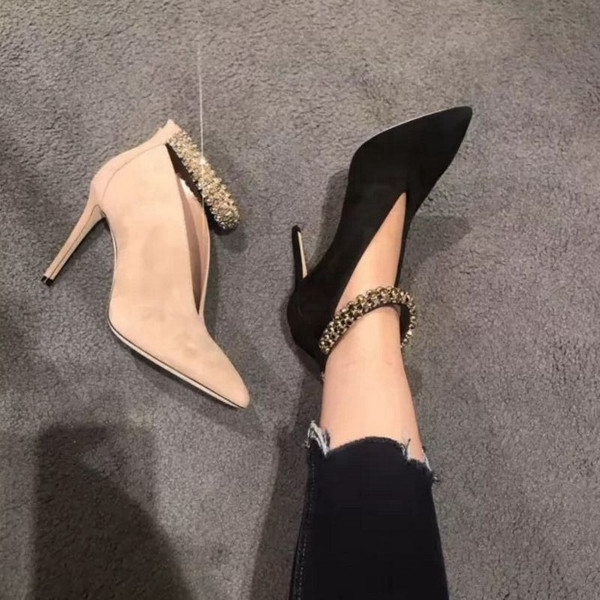 Κομψά και απαλά γυναικεία παπούτσια με ψηλά τακούνια - ημιυπαίθρια και αιχμηρά, σε μαύρο και μπεζ χρώμα με λωρίδα διακόσμησης πέ