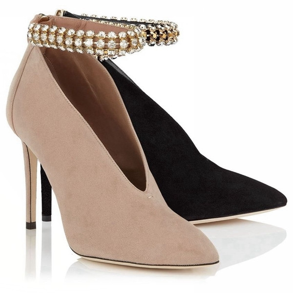 Κομψά και απαλά γυναικεία παπούτσια με ψηλά τακούνια - ημιυπαίθρια και αιχμηρά, σε μαύρο και μπεζ χρώμα με λωρίδα διακόσμησης πέ
