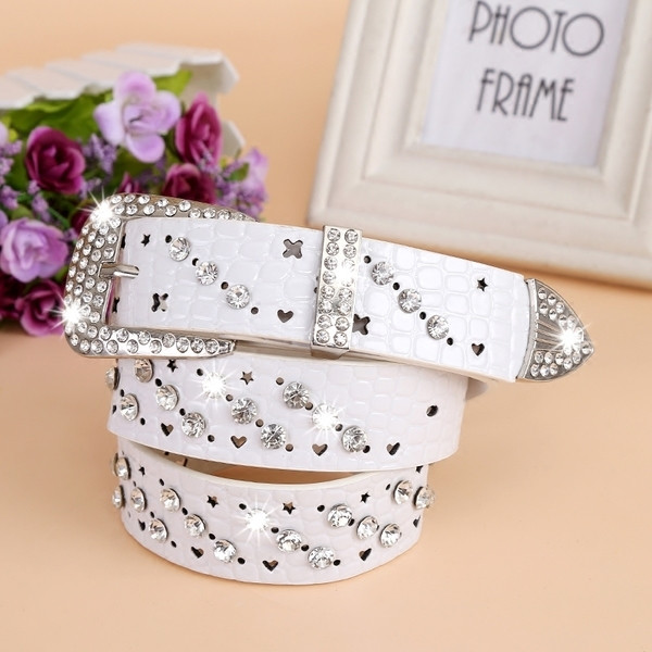 Μοντέρνα γυναικεία ζώνη με διακοσμητικές πέτρες