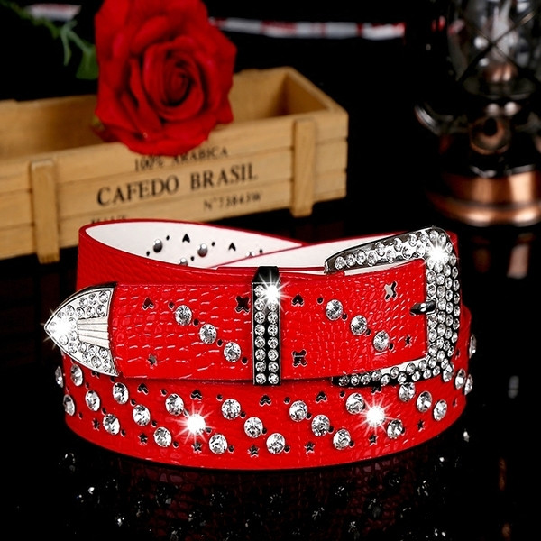 Μοντέρνα γυναικεία ζώνη με διακοσμητικές πέτρες