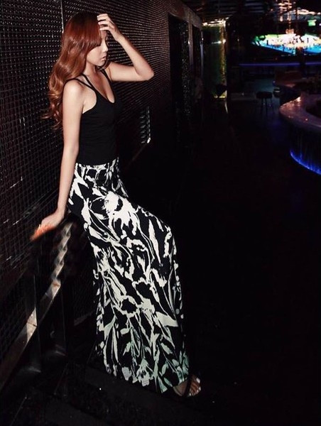 Pantaloni eleganti de dama, model lat, cu motiv floral colorat