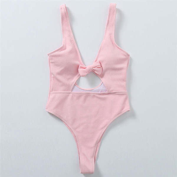 Un costum de baie intreg de dama in mai multe culori cu motiv deschis si spatele gol