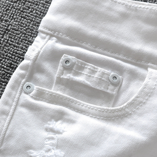 Γυναικεία σορτς με σχισμένες τσέπες στο άσπρο και μαύρο χρώμα