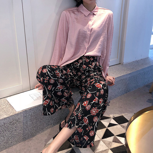 Pantaloni casual de damă cu talie înaltă cu motiv floral în negru