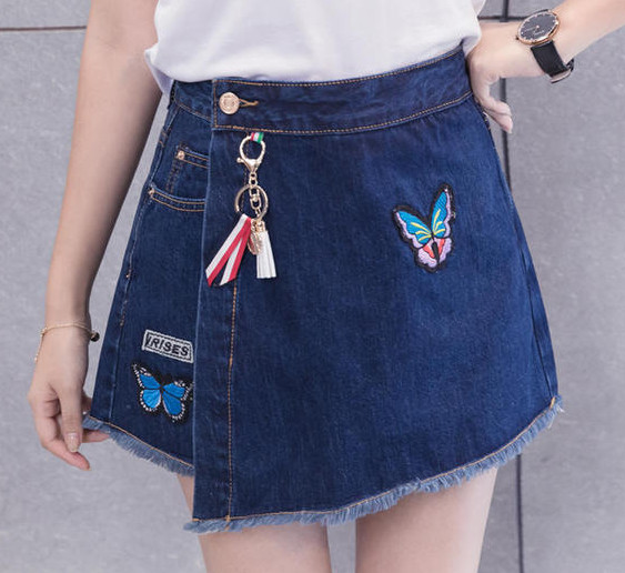 Fusta blugi de dama scurta cu talie inalta, decorata cu imprimeuri mici