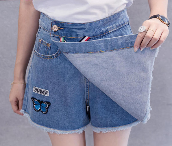 Fusta blugi de dama scurta cu talie inalta, decorata cu imprimeuri mici