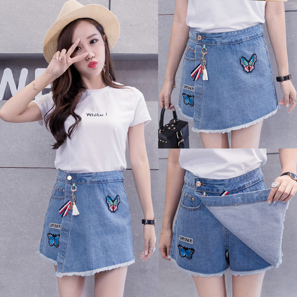 Fusta blugi de dama scurta cu talie inalta, decorata cu imprimeuri mici