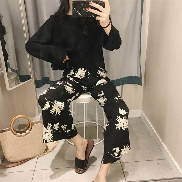 Pantaloni eleganti de dama cu talie inalta cu motiv floral in negru
