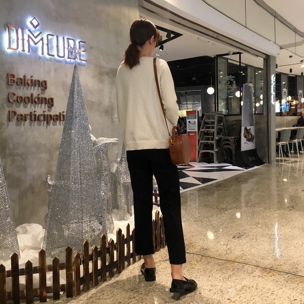 Pantaloni casual de damă cu talie înaltă, cu fante în negru