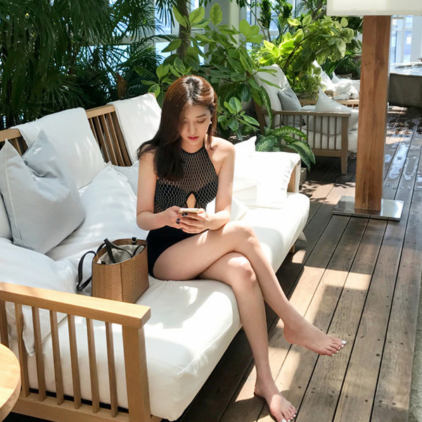 Costum de baie complet de damă, negru, cu motiv transparent și decolteu în formă de O