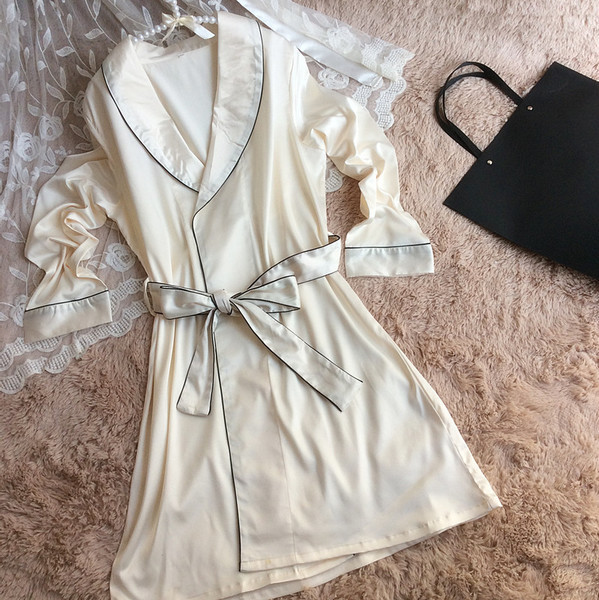 Копринен дамски халат с черни детайли в различни цветове