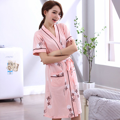 Vékony pamut köntös rövid ujjal és virágmotívumokkal különböző színekben hölgyeknek