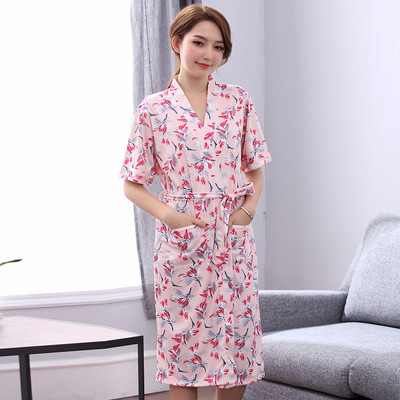 Vékony pamut köntös rövid ujjal és virágmotívumokkal különböző színekben hölgyeknek