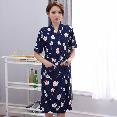Vékony pamut köntös rövid ujjal és virágmotívumokkal különböző színekben hölgyeknek