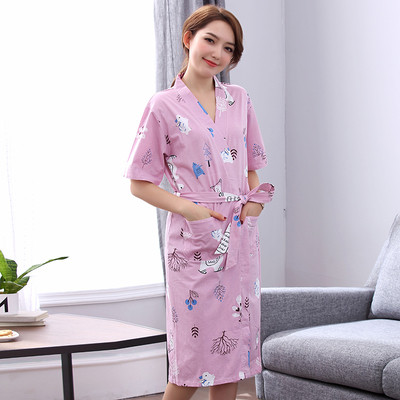 Vékony pamut köntös rövid ujjal és virágmotívumokkal különböző színekben hölgyeknek