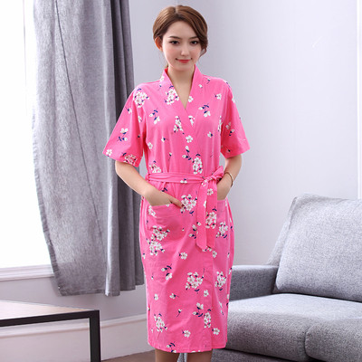 Vékony pamut köntös rövid ujjal és virágmotívumokkal különböző színekben hölgyeknek