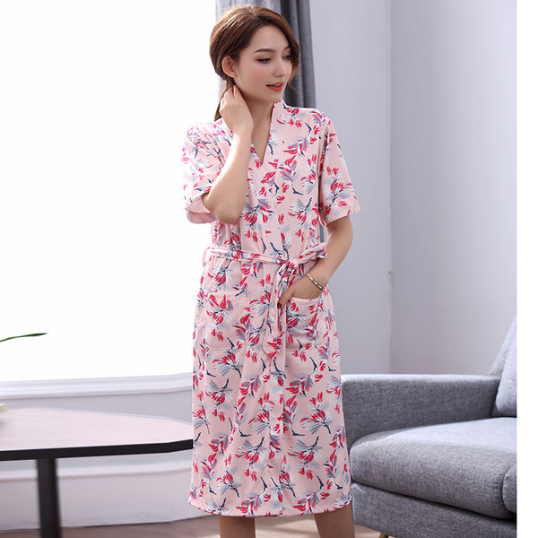 Vékony pamut köntös rövid ujjal és virágmotívumokkal különböző színekben hölgyeknek