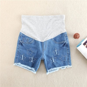 Къси дамски дънкови панталони с разкъсани мотиви в различни цветове