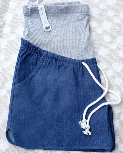 Къси дамски дънкови панталони с разкъсани мотиви в различни цветове