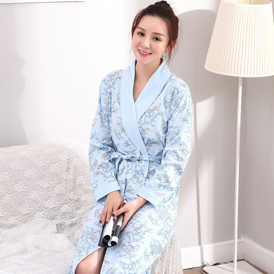 Hosszú pamut fürdőköpeny különböző modellekben, virágmotívumokkal hölgyeknek