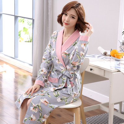 Hosszú pamut fürdőköpeny különböző modellekben, virágmotívumokkal hölgyeknek