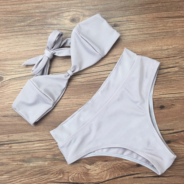 Costum de baie simplu din două piese alb cu bikini cu talie înaltă