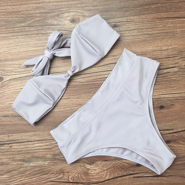 Costum de baie simplu din două piese alb cu bikini cu talie înaltă