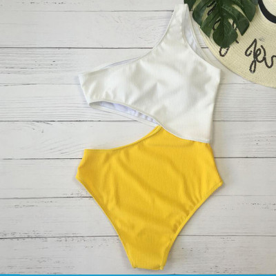 Costum de baie complet bicolor, cu motiv decupat și curea