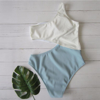 Costum de baie complet bicolor, cu motiv decupat și curea