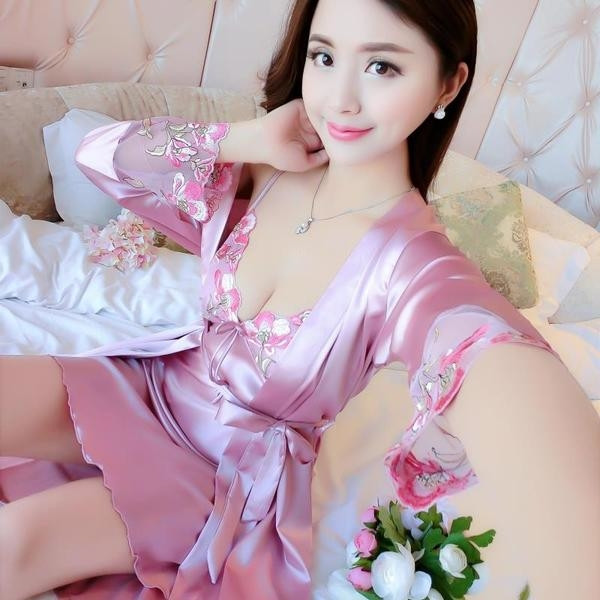 Копринен комплект с бродерия от флорални мотиви в различни цветове