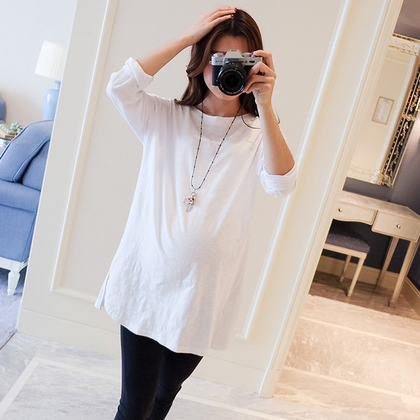 Bluză subțire de damă de culoare albă potrivită pentru utilizarea de zi cu zi