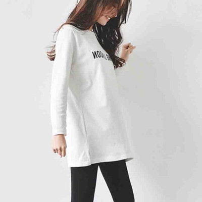 Γυναικεία μακρύ μπλούζα με λαιμόκοψη σε λεύκο χρώμα